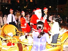 Ho Chi Minh kids' choir sings Christmas carols at hotel
